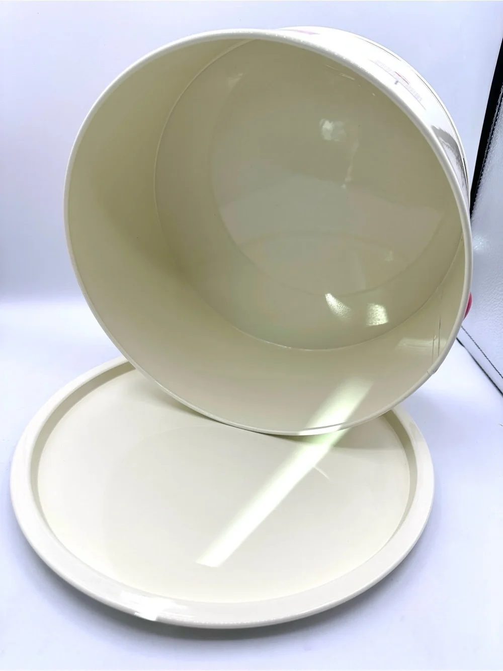 Enamel Tin Cake Saver/ Carrier. Retro Design. 4 pieces.